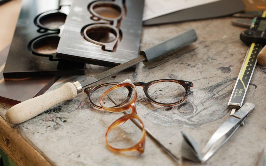 OLIVER PEOPLES 眼鏡大部分由人手製造